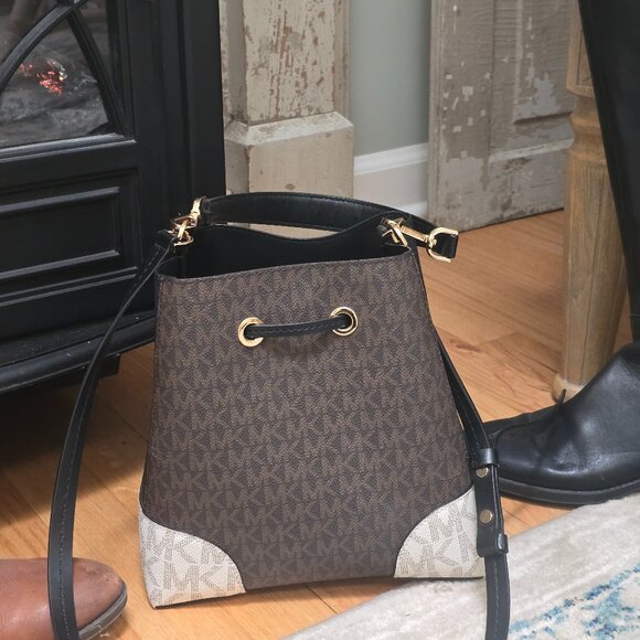 Michael Kors Crossbody Bucket - Picture 1 of 1